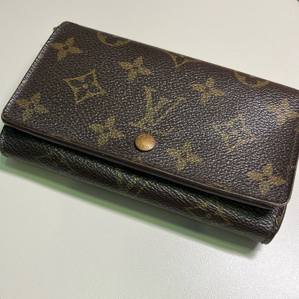 LV Louis Vuitton medium size Tressor wallet in excellent pre-loved condition